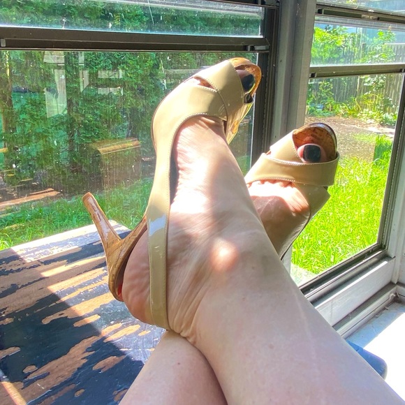 Guess Peep Toe Platform Sling Backs Beige Patent Leather Cork Spike Heels 9.5 - Picture 12 of 12